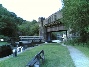 Rochdale_canal_railway_viaduct
